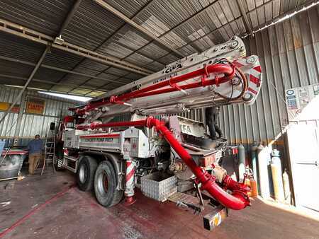 Pompe á béton montés sur camion 2004 CIFA INVETTA36X (2)