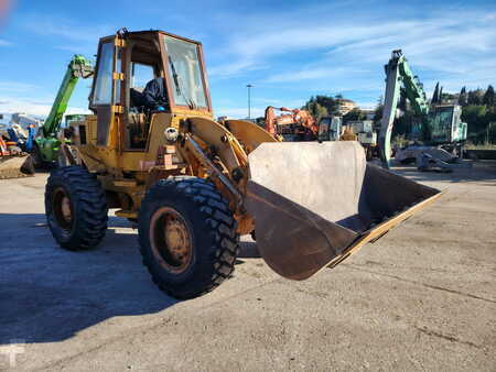 Kerekes rakodó 1981 Caterpillar 920 (3)