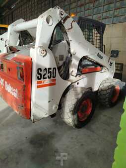 Kompakt rakodó 2002 Bobcat S250 (5)