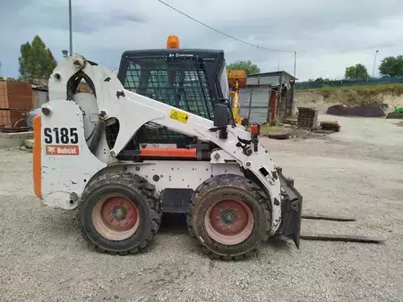 Kompakt rakodó 2008 Bobcat S185 (1)