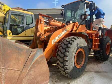 Doosan DL300