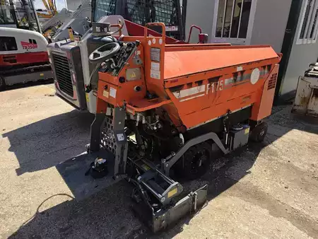 Finitrici gommate 2019 CM F175B (1)