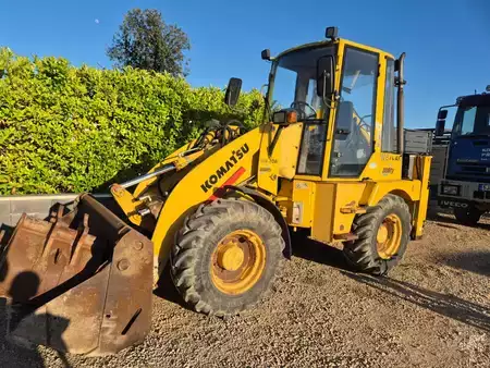 Pyöräkuormaajat 1999 Komatsu WB70A (1)