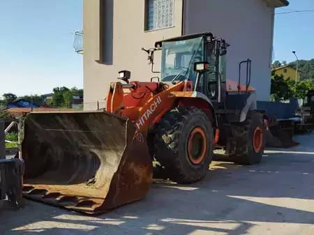 Kolové nakladače 2006 Hitachi ZW220 (1)