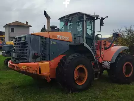 Kolové nakladače 2006 Hitachi ZW220 (4)