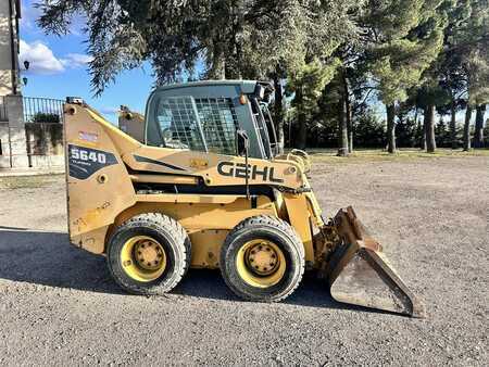Kompaktní nakladače 2005 Gehl 5640 (3)