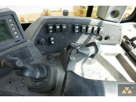 Outro 2015 Caterpillar D8T Pipe carrier (23)