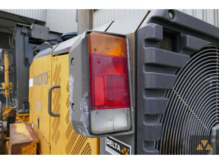 Równiarki 2003 Volvo G720B (24)