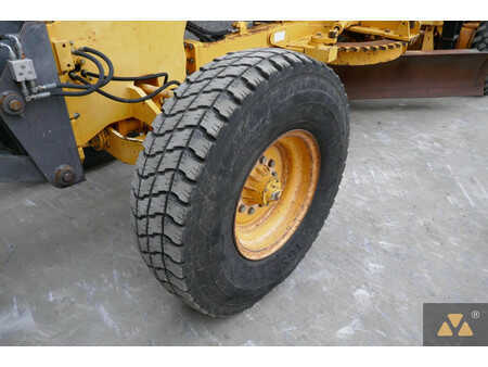 Równiarki 2003 Volvo G720B (27)