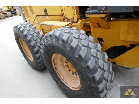 Równiarki 2003 Volvo G720B (29)
