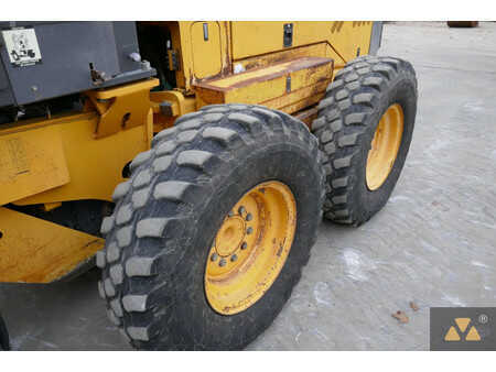 Równiarki 2003 Volvo G720B (30)