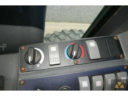 Równiarki 2003 Volvo G720B (37)