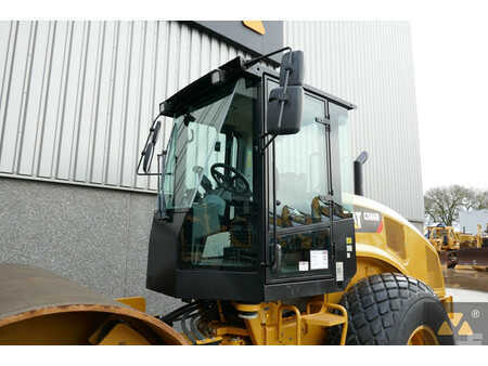 Single drum compactors 2019 Caterpillar CS66B (11)