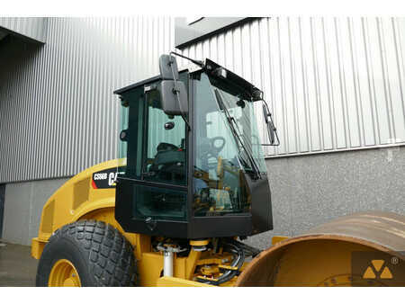 Single drum compactors 2019 Caterpillar CS66B (12)