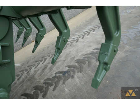 Osztályosok 2007 Caterpillar 130G Ex-army (9)