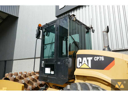 Single drum compactors 2009 Caterpillar CP76 (11)