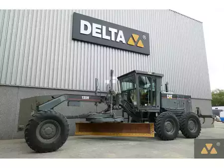 Graders 2004 Caterpillar 135H Ex-army (4)