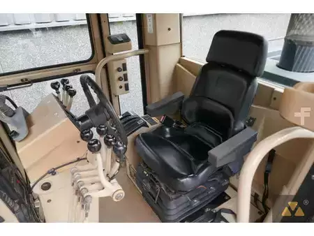 Graders 2004 Caterpillar 135H Ex-army (7)