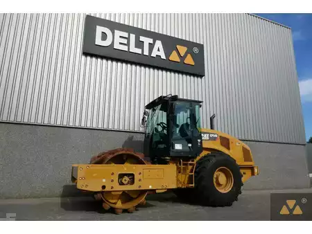Single drum compactors 2018 Caterpillar CP54B (4)