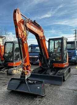 Mini excavadoras 2022 Hitachi ZX65 USB-6 CLR (1)
