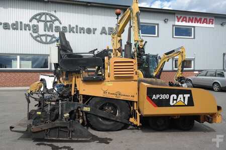 Kerékburkoló 2010 Caterpillar AP 300 (14)