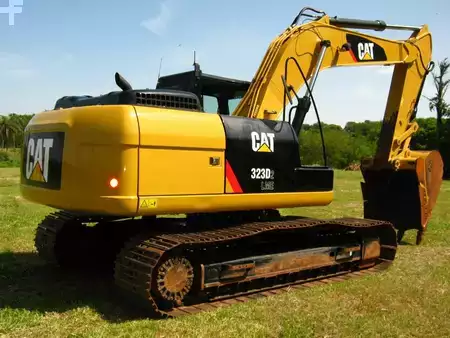 Korečková rýpadla 2017 Caterpillar 323 FL (1)