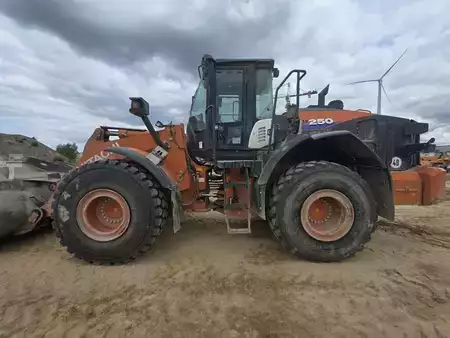 Kerekes rakodó 2021 Hitachi ZW 250-6 (1)
