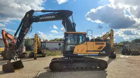 Bæltegraver 2023 Hyundai HX 220 AL (1)