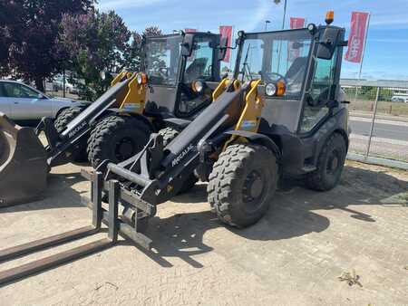 Kolové nakladače 2023 Mecalac AX 700 (1)