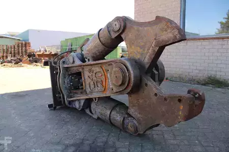 Implementos 0 [div] HYDRAULIC SCRAP METAL SHEAR (2)