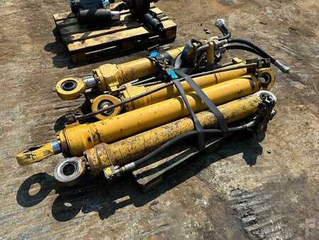 Caterpillar 214 B FT cylinders