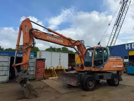 Pelle sur pneus 0 Doosan DX 210 W (1)