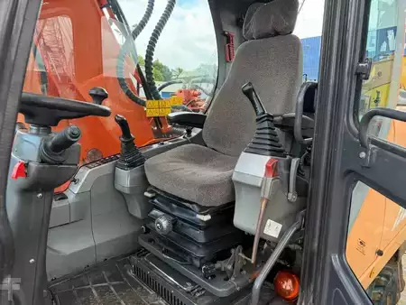Pelle sur pneus 0 Doosan DX 210 W (13)