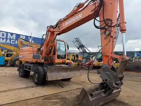 Pelle sur pneus 0 Doosan DX 210 W (6)