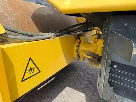 Enkelt tromlekomprimator 0 BOMAG BW 213 D H-4 (11)