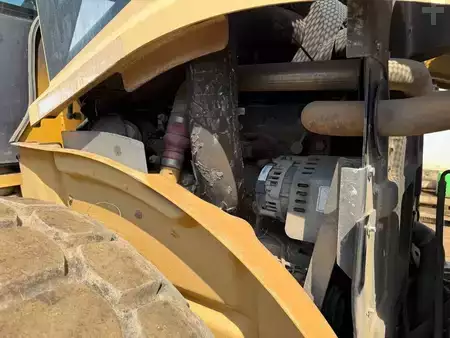 Single drum compactors 2010 Caterpillar CP 76 (11)
