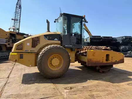 Single drum compactors 2010 Caterpillar CP 76 (6)