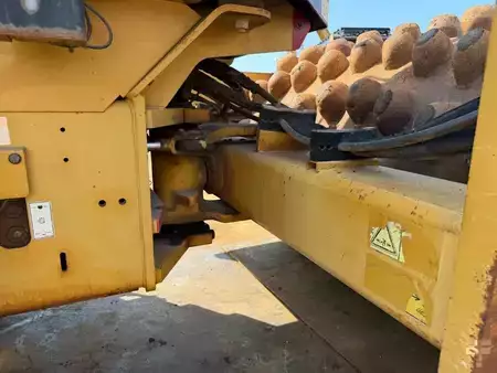 Single drum compactors 2010 Caterpillar CP 76 (8)