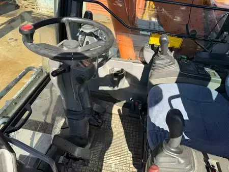Escavatori gommati 2006 Hitachi ZX 130 W (13)