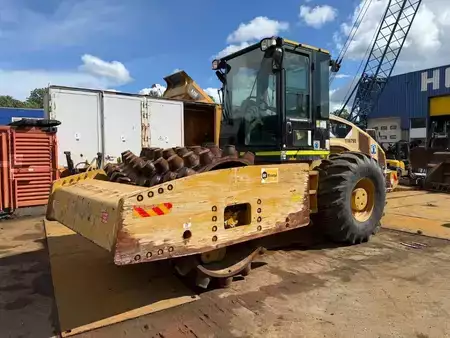 Single drum compactors 2012 Caterpillar CP 76 (1)