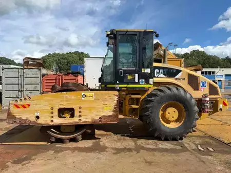 Single drum compactors 2012 Caterpillar CP 76 (2)