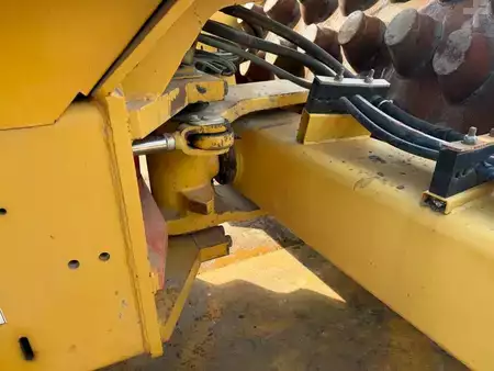 Single drum compactors 2012 Caterpillar CP 76 (9)
