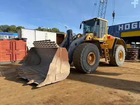 Kolové nakladače 2008 Volvo L 220 F (2)