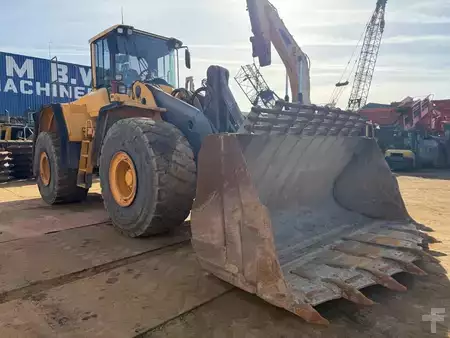 Kolové nakladače 2008 Volvo L 220 F (7)