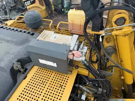 Kuvert Grävare 2005 Caterpillar M 325 C MH (10)