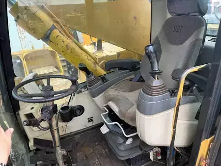 Kuvert Grävare 2005 Caterpillar M 325 C MH (12)
