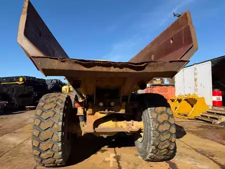 Artikulerte dumpere 2003 Caterpillar 725 (4)