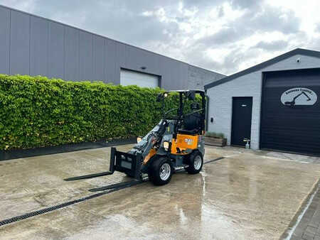 Ładowarki kołowe 2021 Kubota R 090 (20)