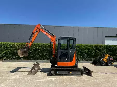 Mini excavators 2016 Hitachi ZX33U-5A CLR (1)