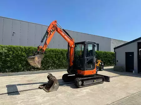 Mini excavators 2016 Hitachi ZX33U-5A CLR (2)